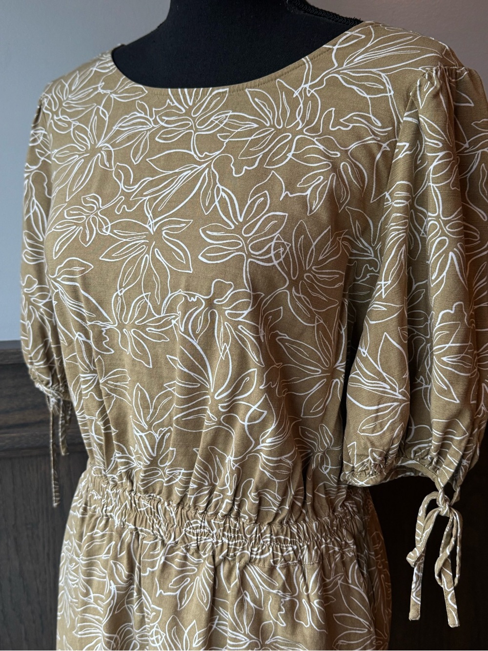 LOFT beach Neutral Tan Floral open back romper small EUC - Picture 2 of 8
